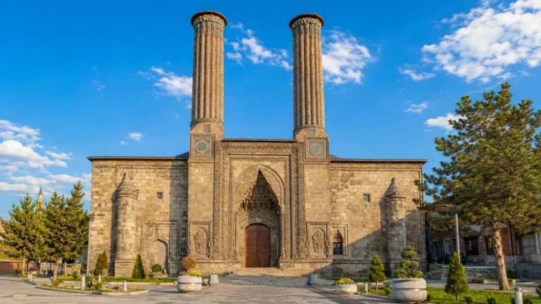 Gezilecek Yerler 10 Çifte Minareli Medrese